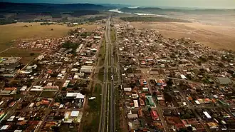 De hoofdweg (BR-060/BR-153) in Terezópolis van boven gezien in zuidwestelijke richting