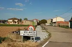 Plaatsnaambord in Villaveza de Valverde; op de achtergrond enkele huizen
