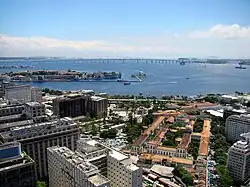 Uitzicht op de brug vanaf het centrum van Rio de Janeiro
