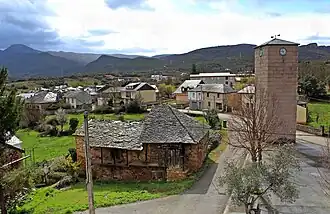 Zicht op het centrum van Carucedo van aan de kerk