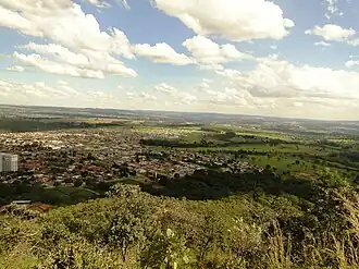 Uitzicht vanaf de heuvel morro Santo Antônio in zuidelijke richting op Senador Canedo