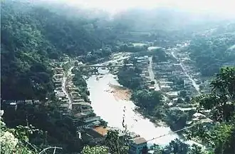 Uitzicht op Ferros en de rivier de Rio Santo Antônio