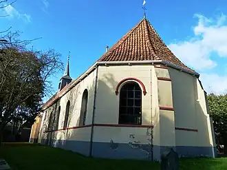 De kerk gezien schuin van achteren