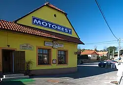 Motorwinkel in het dorp (2012)