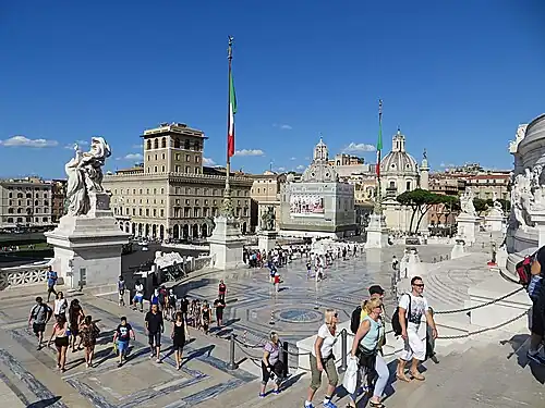 Het eerste terras, voor het Altaar van het Vaderland.
