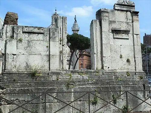 Graf van Bibulus. Op de achtergrond: de Zuil van Trajanus.