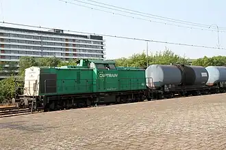 Captrain goederentrein met V100 loc nr. 103, wachtend bij station Vlaardingen Centrum