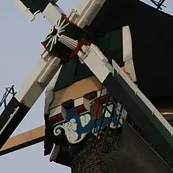 De baard met het wapen van Vlaardingen en twee blazende wolken