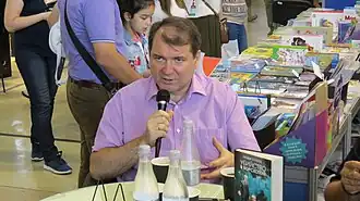 Kornilov op de Boekenbeurs van Moskou 2019, met zijn boek Moord in Voorschoten