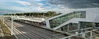 Het nieuwe station gezien uit het noorden, met op de voorgrond de goederensporen