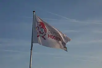 Vlag met logo van gemeente Hoorn