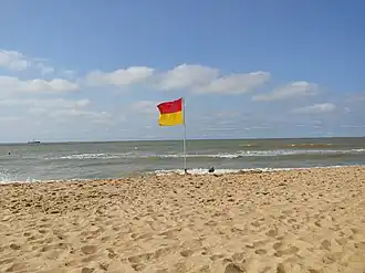Het strand van Oostende, met de vlag van Oostende.