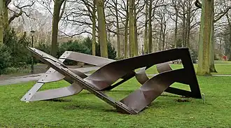Beeldwerk Vlaggen (1982) in het Stadswandelpark in Eindhoven