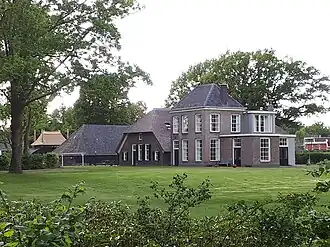 Boerderij met rechts de spieker, mei 2020