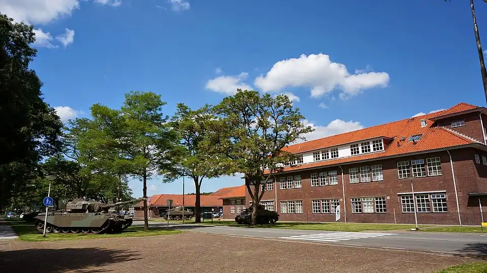 Gebouw A (voorgrond) en gebouw C (achtergrond) op de Bernhardkazerne. Verspreid om de gebouwen heen staat een deel van de buitenexpositie van de historische collectie cavalerie.