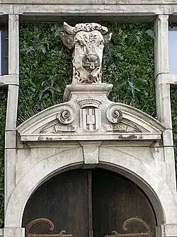 De kenmerkende stierenkop met daaronder het stadswapen
