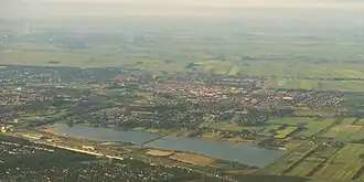 Vleuten-De Meern ongeveer 15 jaar na de opheffing van deze gemeente. Van links onder naar het midden: Maarssenbroek, de A2, de Haarrijnse Plas en Vleuten. In het midden de Willibrordkerk met spitse toren. Hierboven en rechts in het midden Vleuterweide. Links in het midden het Máximapark. Daarboven (in het donkergroen) De Meern met rechts ervan Veldhuizen. Daarboven de polders ten zuiden van A12. Het lint dat in zuidwestelijke richting wegloopt van de A12 is de Meerndijk. Linksboven is de 372 m hoge televisiezendmast bij IJsselstein duidelijk zichtbaar.