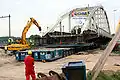 Op 17 augustus werd de brug naar de westelijke oever verplaatst, waar hij werd gesloopt. Foto: augustus 2008