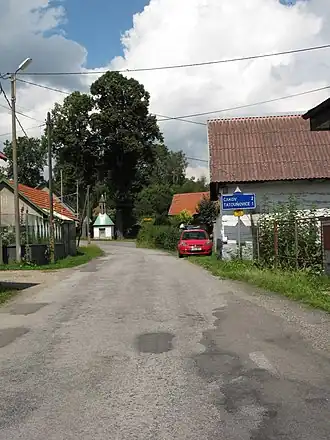 Toegangsweg tot het dorp (2010)