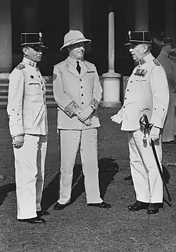 Gouverneur-generaal Tjarda van Starkenborgh Stachouwer met tropenhelm (1937)