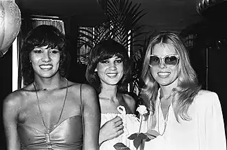 Luv krijgt gouden platen uit handen van Rijk de Gooyer. V.l.n.r. Patty Brard, José Hoebee en Marga Scheide op 15 mei 1979