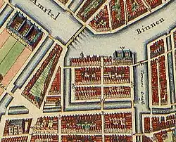 Vlooienburg in 1688 op de kaart van Frederick de Wit. Merk op dat de bebouwing is uitgebreid aan de Amstelzijde, op deze plek staat onder meer het Gereformeerde Diaconieweeshuis.