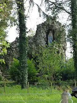 Lourdesgrot in de tuin