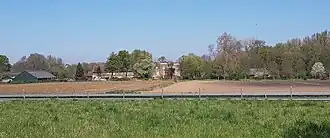 Kasteel Haeren uit het zuiden. Op de voorgrond de A79