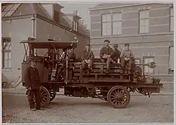 Voertuig ten behoeve van het rioolreinigen met personeel; circa 1920.