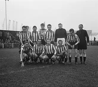 Hoekema (knielend, 1e van rechts) met Leeuwarden in november 1952.