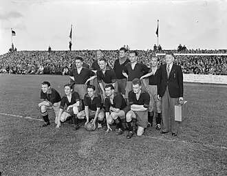Doelman Kluit (staand in midden) met landskampioen Haarlem in juli 1946.