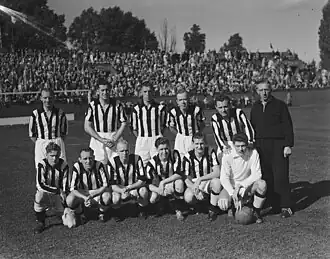 Stephan, knielend 3e van links, met Heracles in september 1952