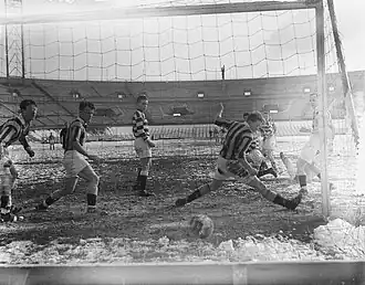 Beekman (Vitesse) probeert tevergeefs de bal tegen te houden tegen Blauw-Wit (13 februari 1955).