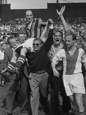 Klein op de schouders na 5-2 kampioenszege op Ajax (27 mei 1954).