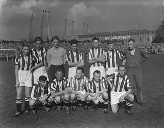 Blaauw, knielend in het midden, met Heerenveen voor wedstrijd tegen DWS (12 oktober 1952).