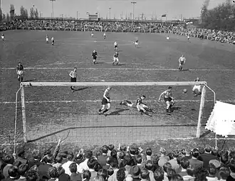 Overzicht van het stadion tijdens D.W.S.-Leeuwarden, 9 mei 1954