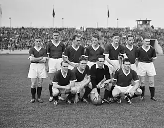 Strouken, staand 3e van rechts, met landskampioen Rapid JC (14 juli 1956).