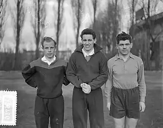 Geel (rechts) bij Nederland-B in april 1956 met midden Jeu van Bun (MVV) en links Freek Bellaard (DFC)