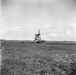 De molen in 1968 op zijn oorspronkelijke plek in Hemelum