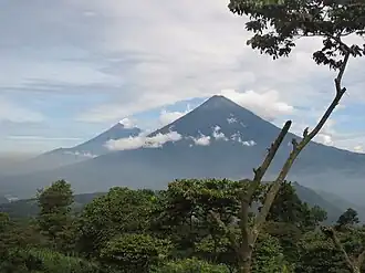 De Volcán de Fuego met daarachter de Acatenango