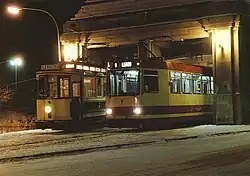 Motorwagen 1 uit 1903 (Skabo) en gelede wagen 1 uit 1984 (LHB), met een leeftijdsverschil van ruim tachtig jaar, voor de remise te Voldsminde; december 1987. De remise werd gesloten op 12 juni 1988.