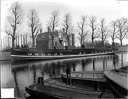 Een van de schepen van 'De Volharding' onderweg