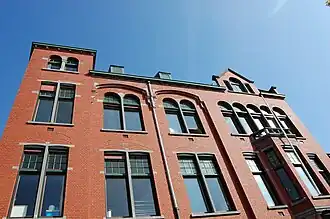 De gevel vanaf de kade gezien