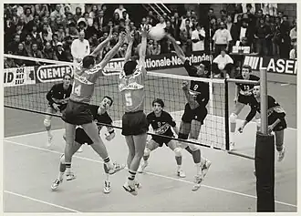 Avital Selinger in het midden met nummer 9.