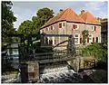 Annex de Koppelpoort de voormalige Volmolen. Rechthoekig gebouw met kruisvensters en halve luiken, aan de stadsgracht bij de sluizen gelegen