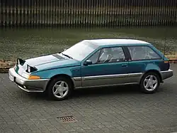 Volvo 480 TwoTone met opengeklapte koplampen