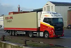 Trekker van Simon Loos met een trailer van Peter Appel Transport ten tijde van de fusie