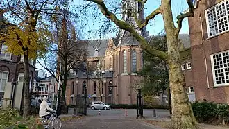 De ingang op 1 december 2019 met de Vondelkerk