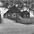 Vrijstaande boerderij van het Zuid Hollandse type met een zomerhuis en houten boenhok waarvan het oudste deel is gebouwd in 1867 en de achterliggende stal in 1927.