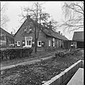 Gedeelte van drie landarbeiderswoningen in elkaars verlengde onder een met riet gedekt zadeldak gelegen. Puntgevel aan de voorzijde, met vlechtingen, nieuw beklampt ca. 1900. Vensters met oude kozijnen en luiken